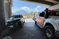 Queda camioneta a punto de caer al Río Pesquería Queda camioneta a punto de caer al Río Pesquería