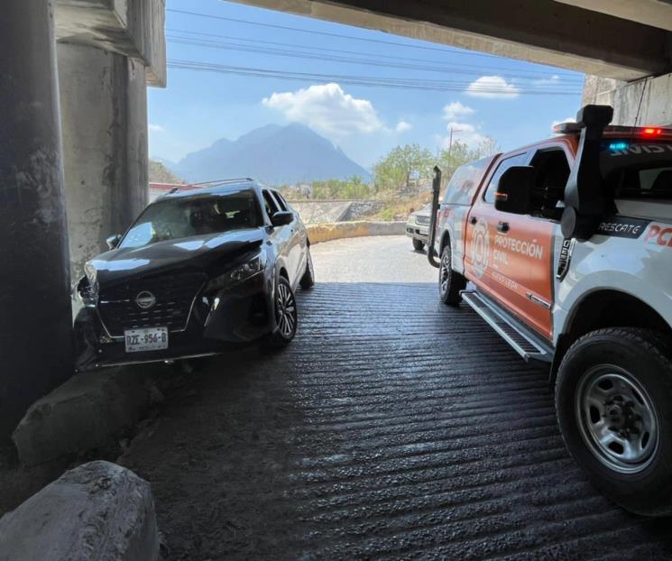 Queda camioneta a punto de caer al Río Pesquería