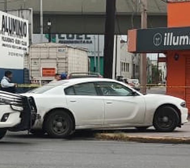 Hallan cadáver dentro de camioneta abandonada Hallan cadáver dentro de camioneta abandonada