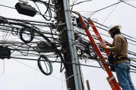 Retiran cables en desuso en Monterrey