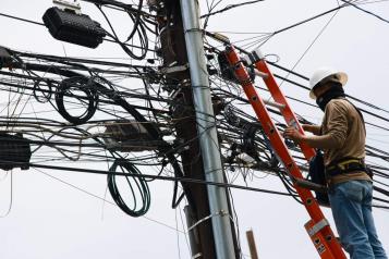 Retiran cables en desuso en Monterrey