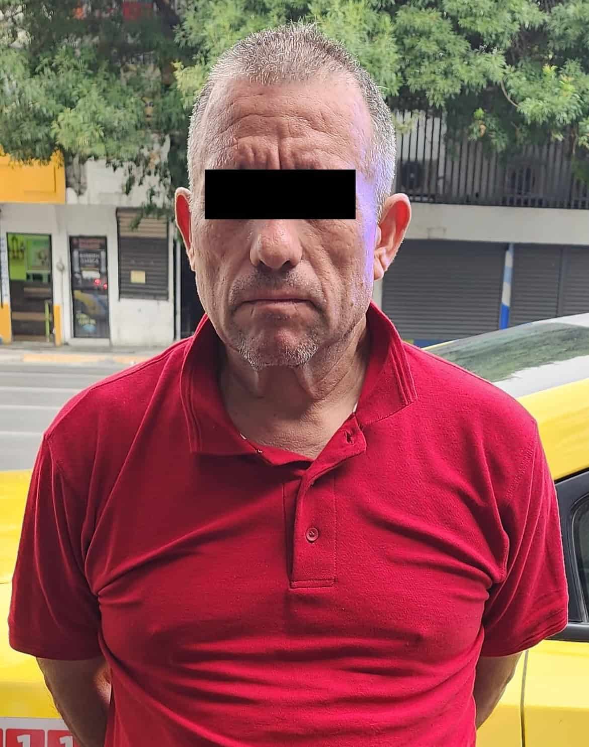 Un hombre que intentó esconderse en el interior de un hotel, luego de que presuntamente asaltó a una estudiante a quien despojó de su celular, fue detenido por oficiales de la Policía de Monterrey, en el centro de la ciudad.