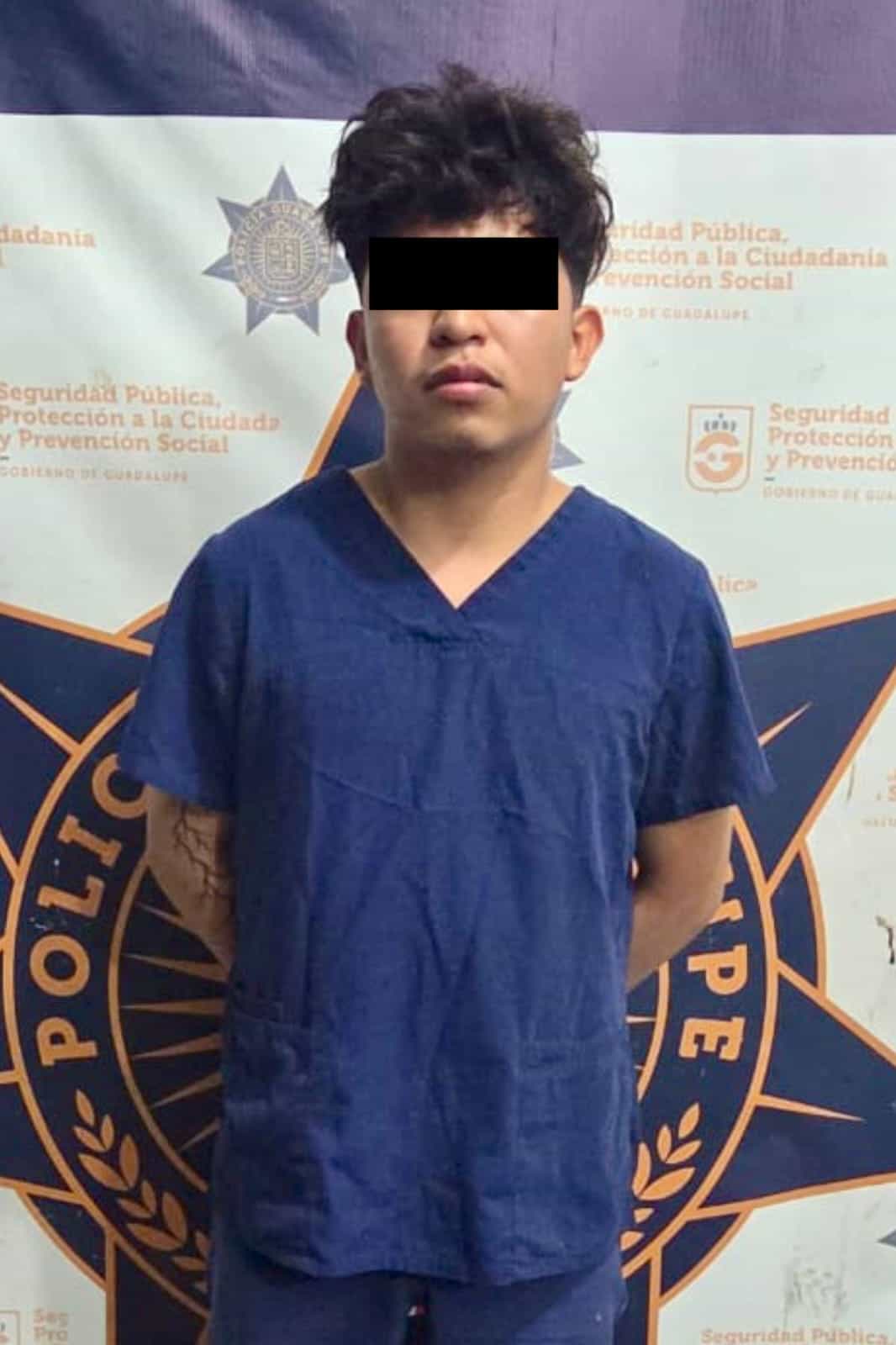 Un enfermero fue detenido por policías de Guadalupe, al ser denunciado por una mujer a quien presuntamente la grababa, mientras se bañaba.