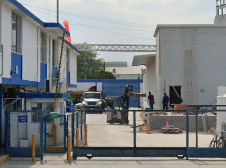 Un trabajador de una empresa hielera ubicada en el municipio de Cadereyta, terminó con lesiones de consideración al desplomarse sobre un contenedor de hielo en barra.