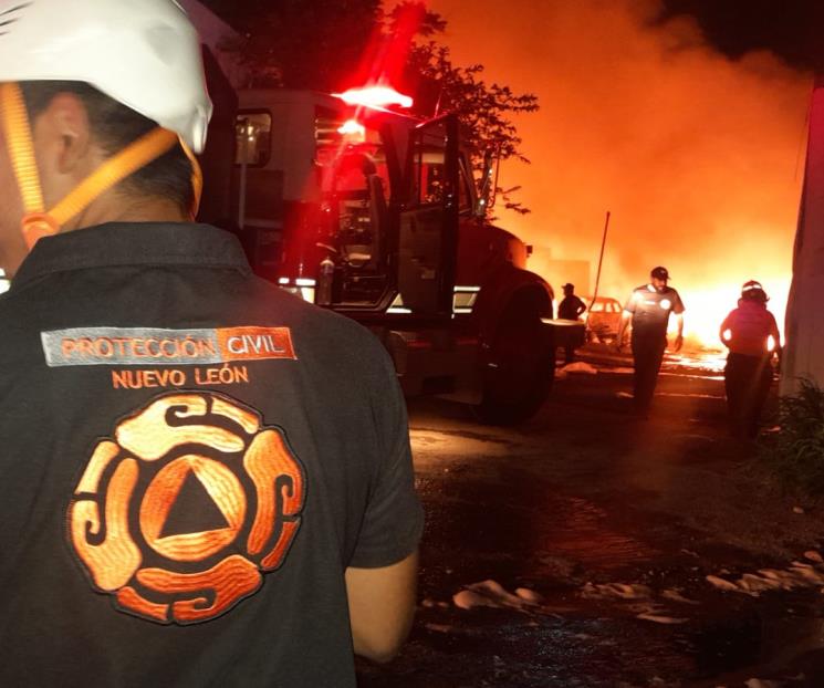 Arde fábrica recicladora de plástico en Guadalupe Arde fábrica recicladora de plástico en Guadalupe