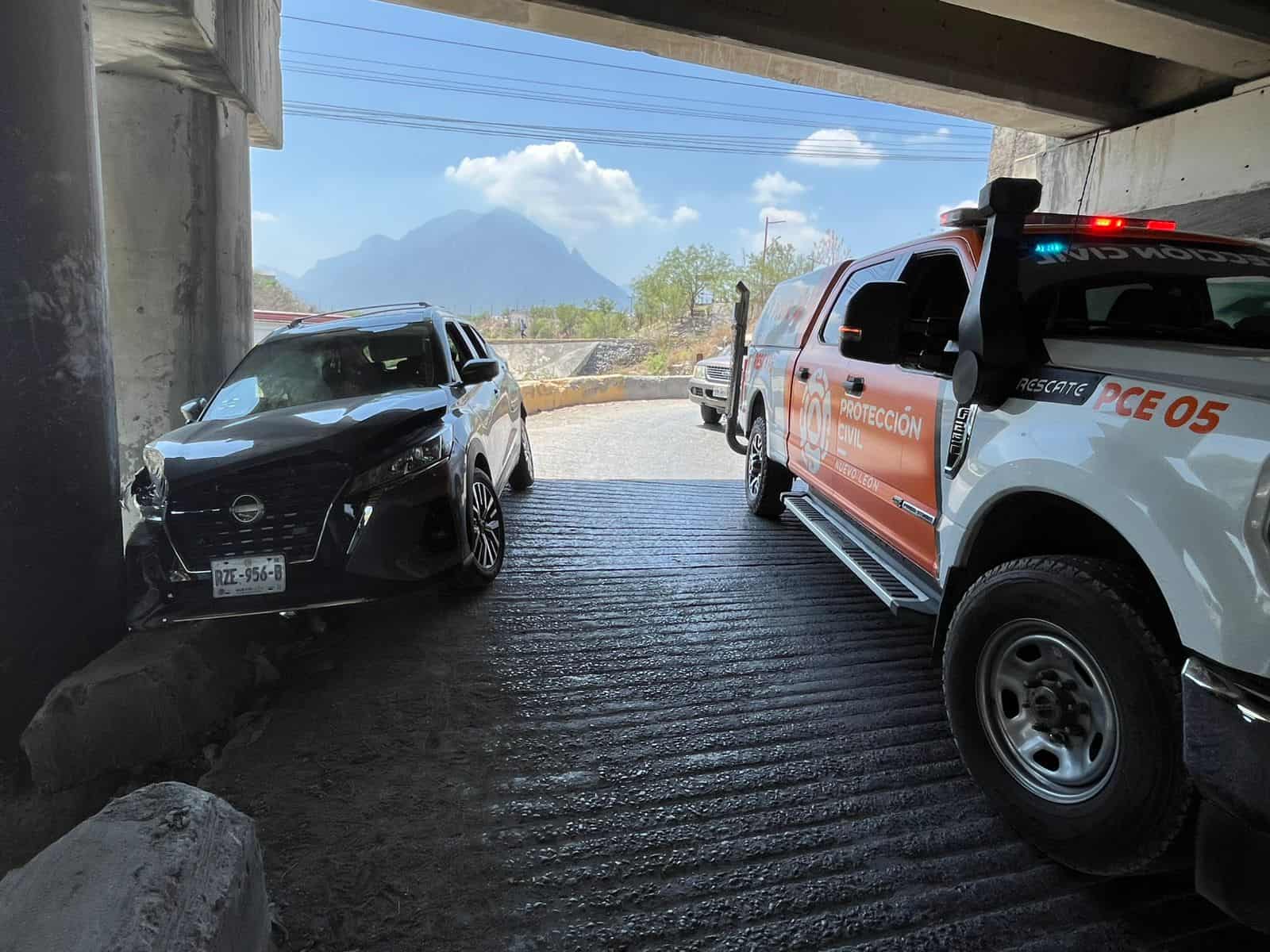 Una camioneta quedó a punto de caer al Río Pesquería tras un accidente en un retorno del Libramiento Noroeste, a la altura de las colonias Paraje San José y la Unidad.