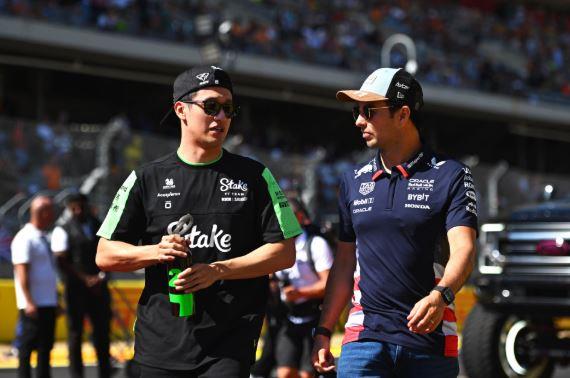 Autos de Checo y Max en iguales Autos de Checo y Max en iguales