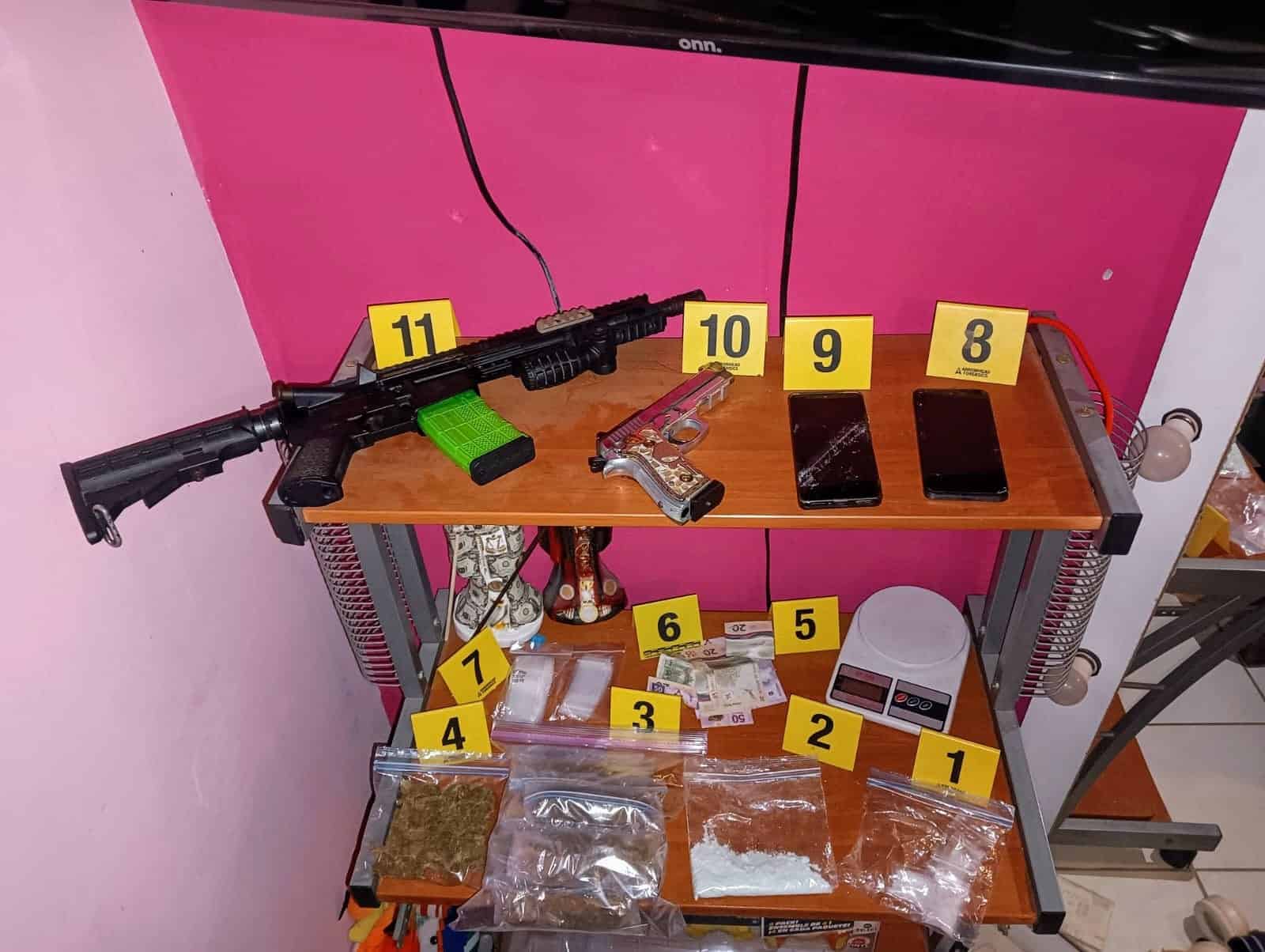 Un presunto narcomenudista detenido tras un cateo a una casa en Pesquería, fue vinculado a procedo por delitos contra la salud.