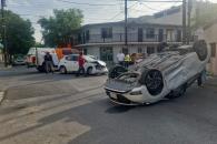 Resultan dos heridos en choque y volcadura Resultan dos heridos en choque y volcadura