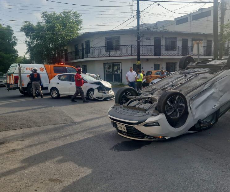 Resultan dos heridos en choque y volcadura Resultan dos heridos en choque y volcadura