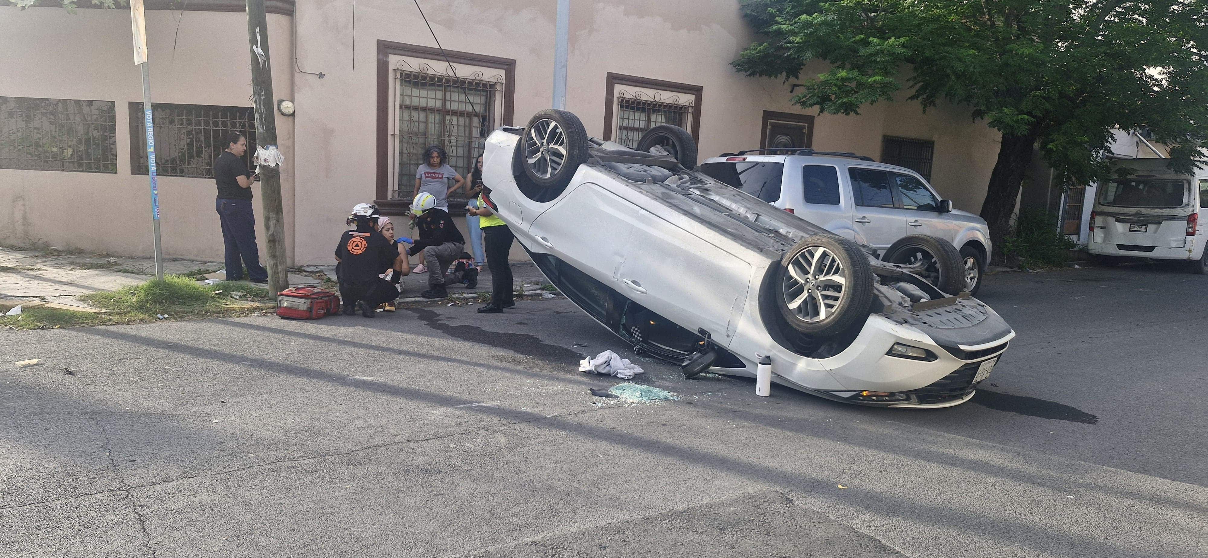 Un saldo de dos lesionados dejó un choque volcadura, ayer en calles de la Colonia Terminal, municipio de Monterrey.