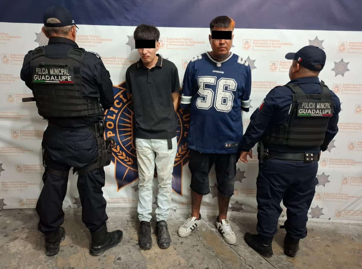Dos hombres, presuntos integrantes de una banda relacionada con asaltos y robos con violencia en tiendas de conveniencia, fueron capturados por policías de Guadalupe.