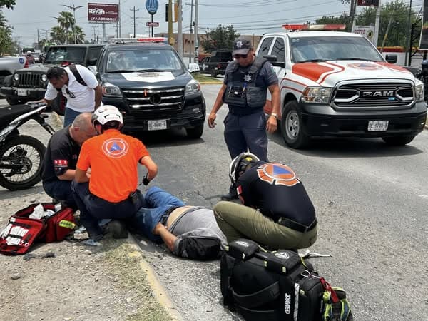 Un motociclista terminó con lesiones de consideración, al ser impactado por un vehículo particular, en calles del municipio de Juárez, Nuevo León.