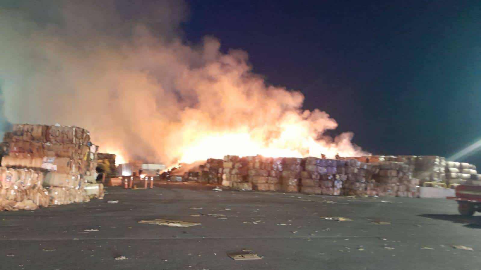 Una intensa movilización de los puestos de socorro se registró en el municipio de Guadalupe, al reportarse el incendio de una empresa cartonera.