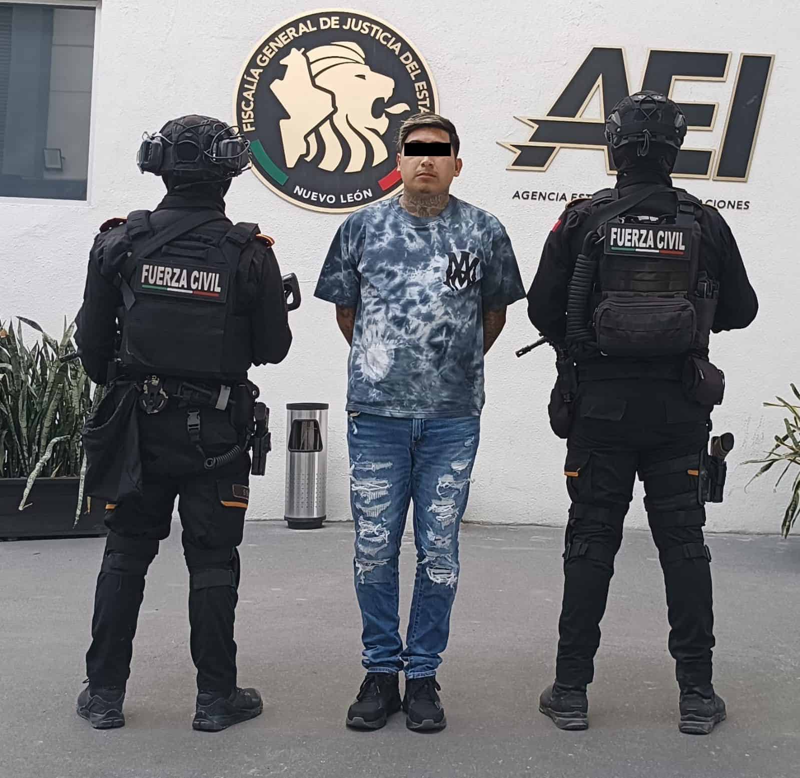 Policías de Fuerza Civil efectuaron la detención de un presunto líder de sicarios de un grupo delictivo en San Nicolás, quien portaba narcóticos y 10 mil pesos en efectivo.