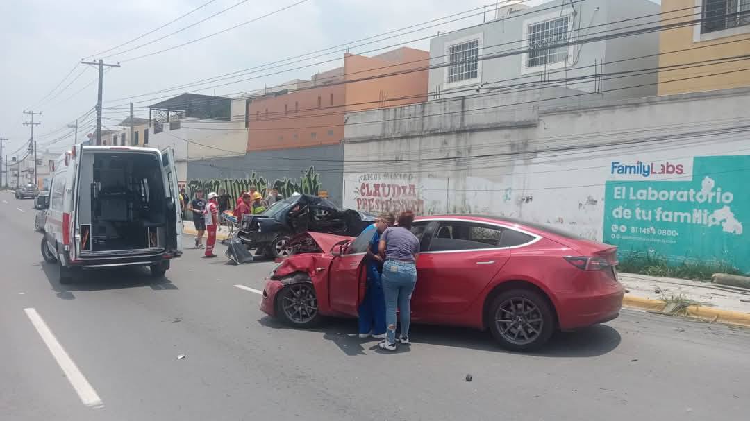 Una mujer perdió la vida y doshombres resultaron lesionados, a consecuencia de un choque por invasión de carril, registrado en la Colonia Colinas de Anáhuac, en el municipio de Escobedo.