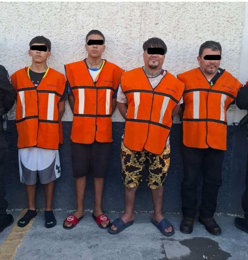 Cuatro hombres, dos de ellos menores, quienes discutían en la vía pública y al ver a la policía intentaron darse a la fuga, fueron arrestados por elementos de Seguridad Pública de San Nicolás luego de que les encontraron un arma larga con cargador abastecido.