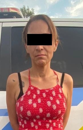 Luego de ser detenidos en posesión 27 envoltorios de droga cuando circulaban en una camioneta, una pareja que estaría relacionada en robos a cajas fuertes de negocios, fue detenida por elementos de la Policía de Monterrey.