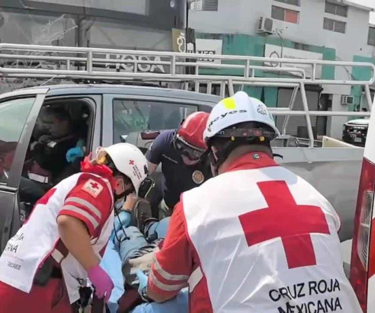 Chocan camión y camioneta; hay tres heridos Chocan camión y camioneta; hay tres heridos