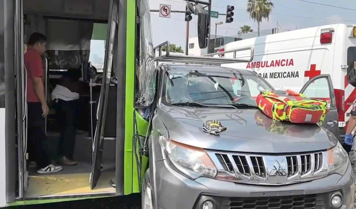 Tres lesionados dejó un choque de crucero entre un Ruta 138 y una camioneta, ayer en el centro de Monterrey.