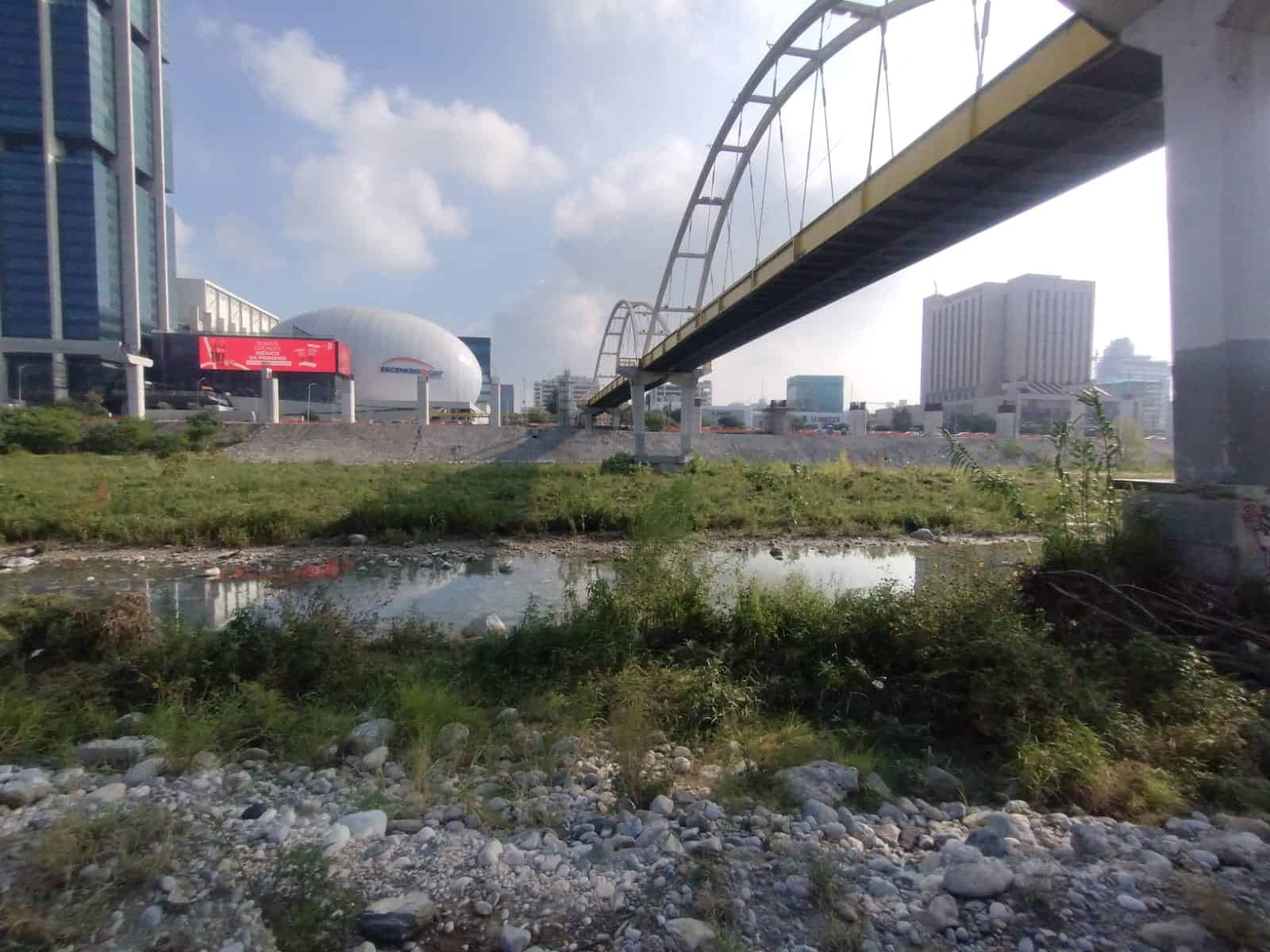 Las autoridades investigan la muerte de un hombre, quien fue encontrado sin vida en el lecho del Río Santa Catarina, ayer en el centro de Monterrey.