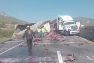 Vuelca tráiler en la Autopista a Saltillo Vuelca tráiler en la Autopista a Saltillo