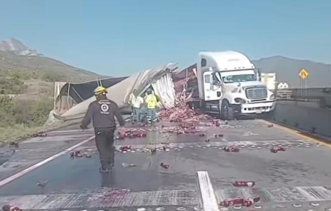 Vuelca tráiler en la Autopista a Saltillo Vuelca tráiler en la Autopista a Saltillo