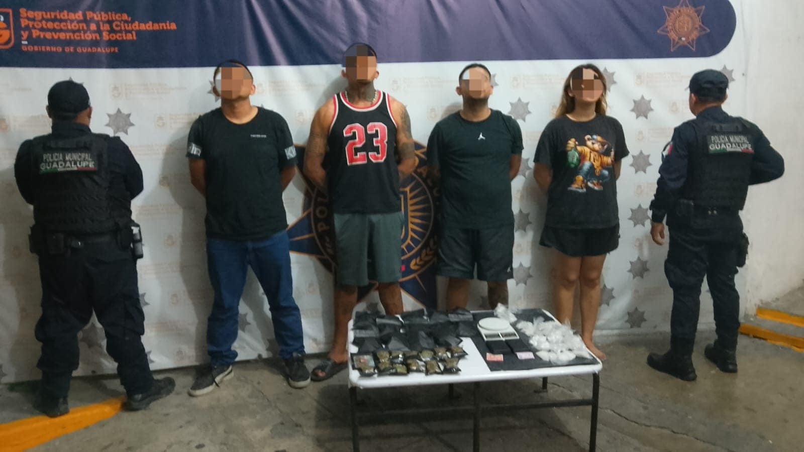 En un operativo realizado tras la localización de personas que presuntamente realizaban la compra-venta de droga, policías de Guadalupe capturaron a cuatro presuntos narcomenudistas, a quienes les aseguraron casi medio kilo en dosis de cristal y 600 gramos en envoltorios de marihuana.