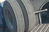 Pierde camión las llantas traseras Pierde camión las llantas traseras