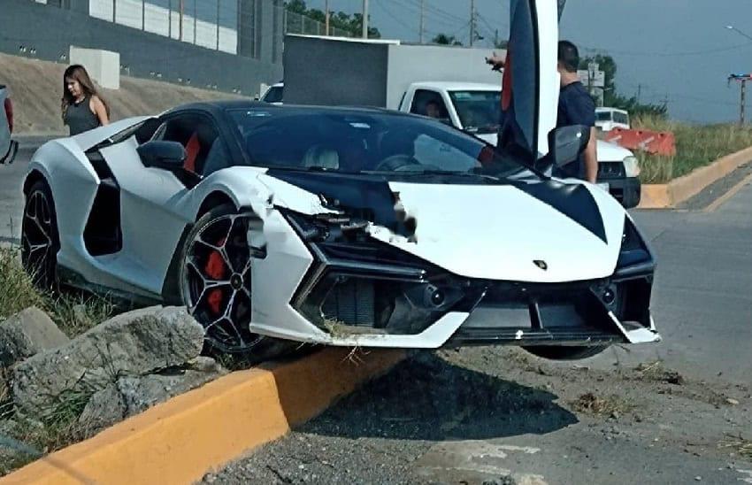 Choca su Lamborghini de 15 mdp Choca su Lamborghini de 15 mdp