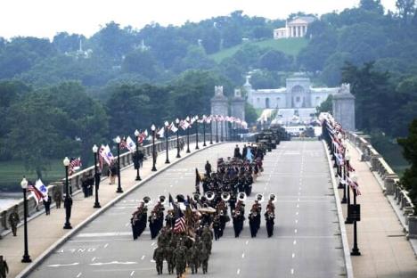 Celebra EU los 250 años de su Ejército con desfile
