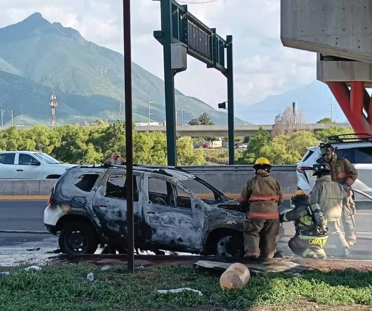 Acaba fuego con camioneta Acaba fuego con camioneta