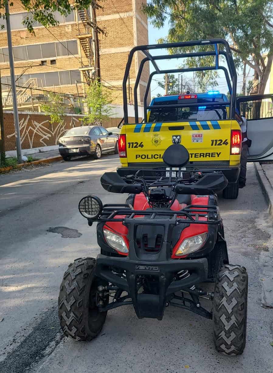 Un hombre que empujaba una cuatrimoto, la cual presuntamente se había robado de un domicilio, fue detenido por oficiales de la Policía de Monterrey, en la colonia Asarco.