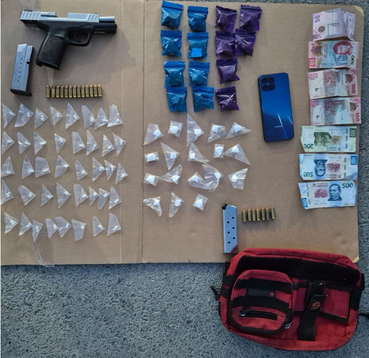 Derivado de una denuncia anónima ciudadana, policías de Fuerza Civil realizaron la captura de dos personas en posesión de un arma de fuego y más de 50 dosis de droga.