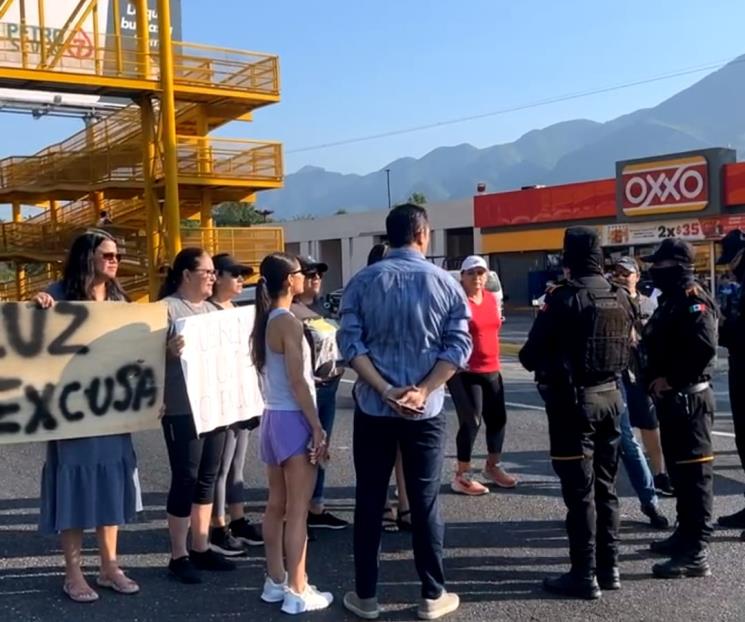 Bloquean Carretera Nacional por no tener agua en su casas