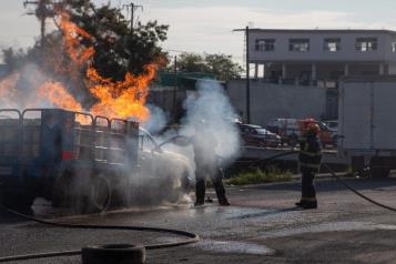 Arde camión de carga con tanques de gas