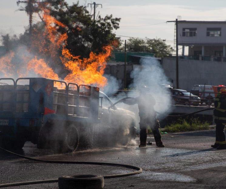 Arde camión de carga con tanques de gas Arde camión de carga con tanques de gas