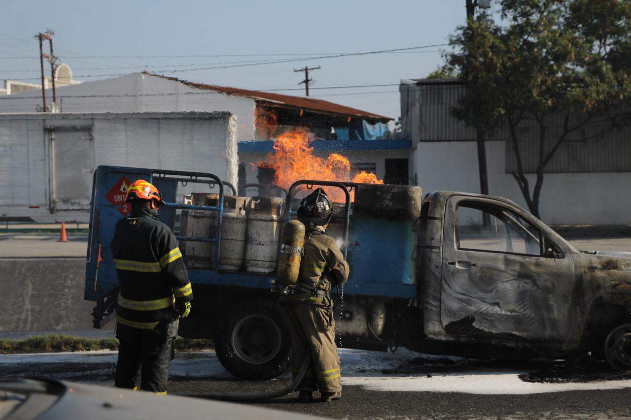Un camión de carga que transportaba 60 cilindros con gas LP, se incendió ayer en el municipio de Guadalupe, evacuándose únicamente a un guardia de seguridad del lugar.