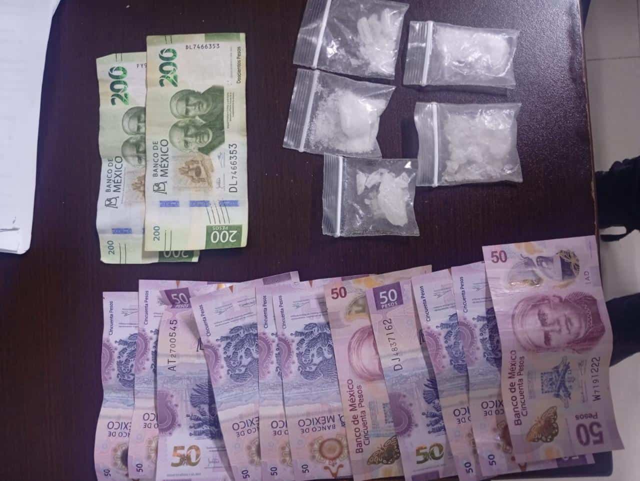 Elementos de la Secretaría de Seguridad Pública y Vialidad de Santa Catarina lograron la detención de tres hombres por su probable participación en delitos contra la salud, portación ilegal de arma de fuego y posesión de vehículo con reporte de robo.