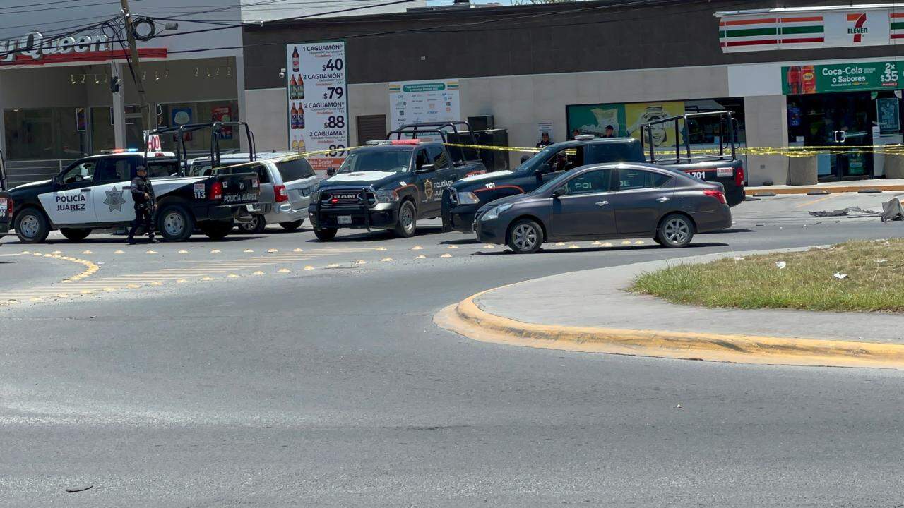 Elementos de la policía preventiva de Juárez, aseguraron una camioneta que tenía en su interior varias arma de fuego de alto poder y drogas, en el estacionamiento de una tienda de conveniencia.