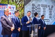 Anuncia Adri&aacute;n aumento del 33% a elementos de Polic&iacute;a