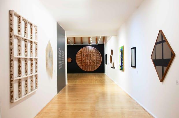 Presentan Convergencias / Divergencias, expo de arte abstracto