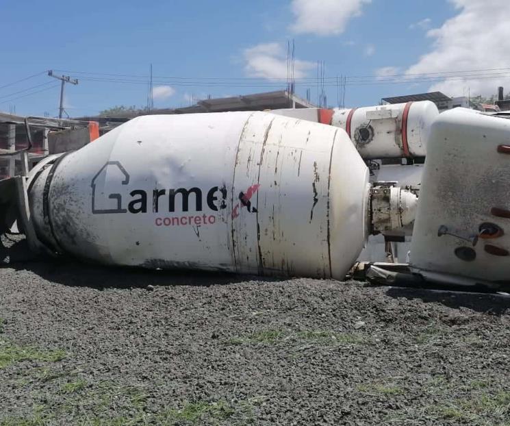 Vuelca camión revolvedora en Santiago