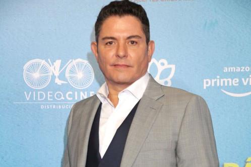 Sufre Ernesto Laguardia percance de auto y pide ayuda sin éxito