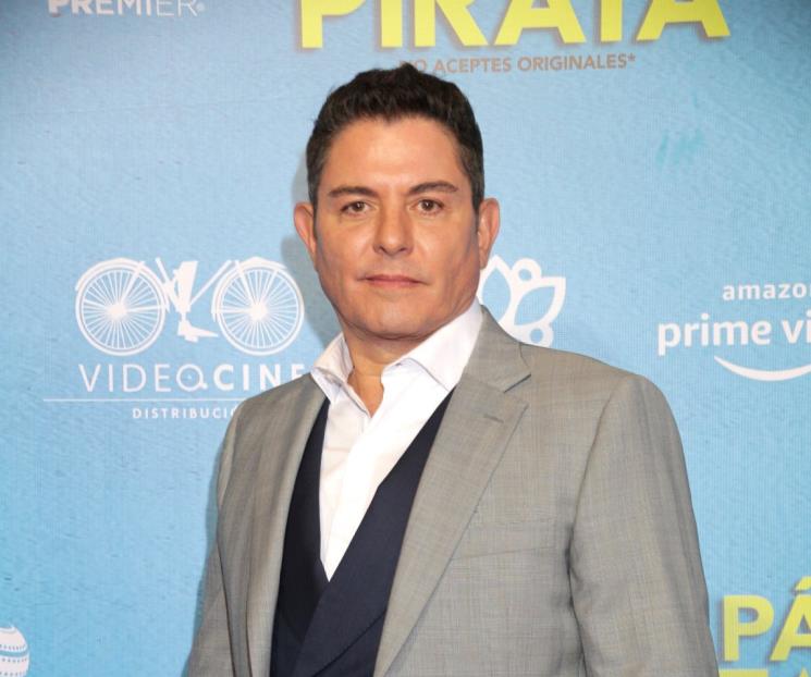 Sufre Ernesto Laguardia percance de auto y pide ayuda sin &eacute;xito