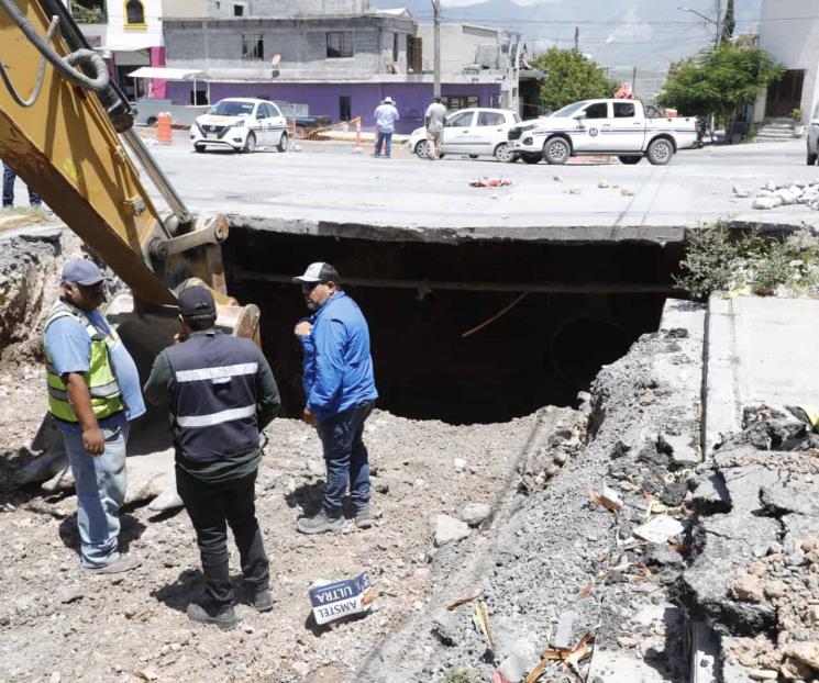 Inicia Escobedo reparación de socavón en la colonia Santa Lucía