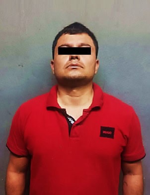 Elementos de la Guardia de Proximidad de Apodaca, detuvieron a dos hombres que circulaban a bordo de una camioneta Tahoe sin la placa trasera en una brecha cercana a la colonia Los Cielos de este municipio.