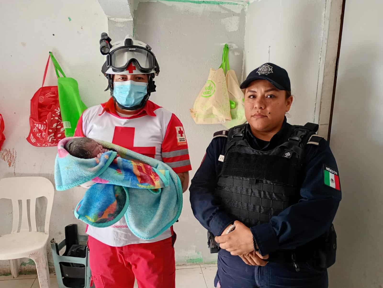 Una mujer de 28 años dio a luz en el baño de su casa, con apoyo de elementos de la Policía de Guadalupe que atendieron el llamado de emergencia.