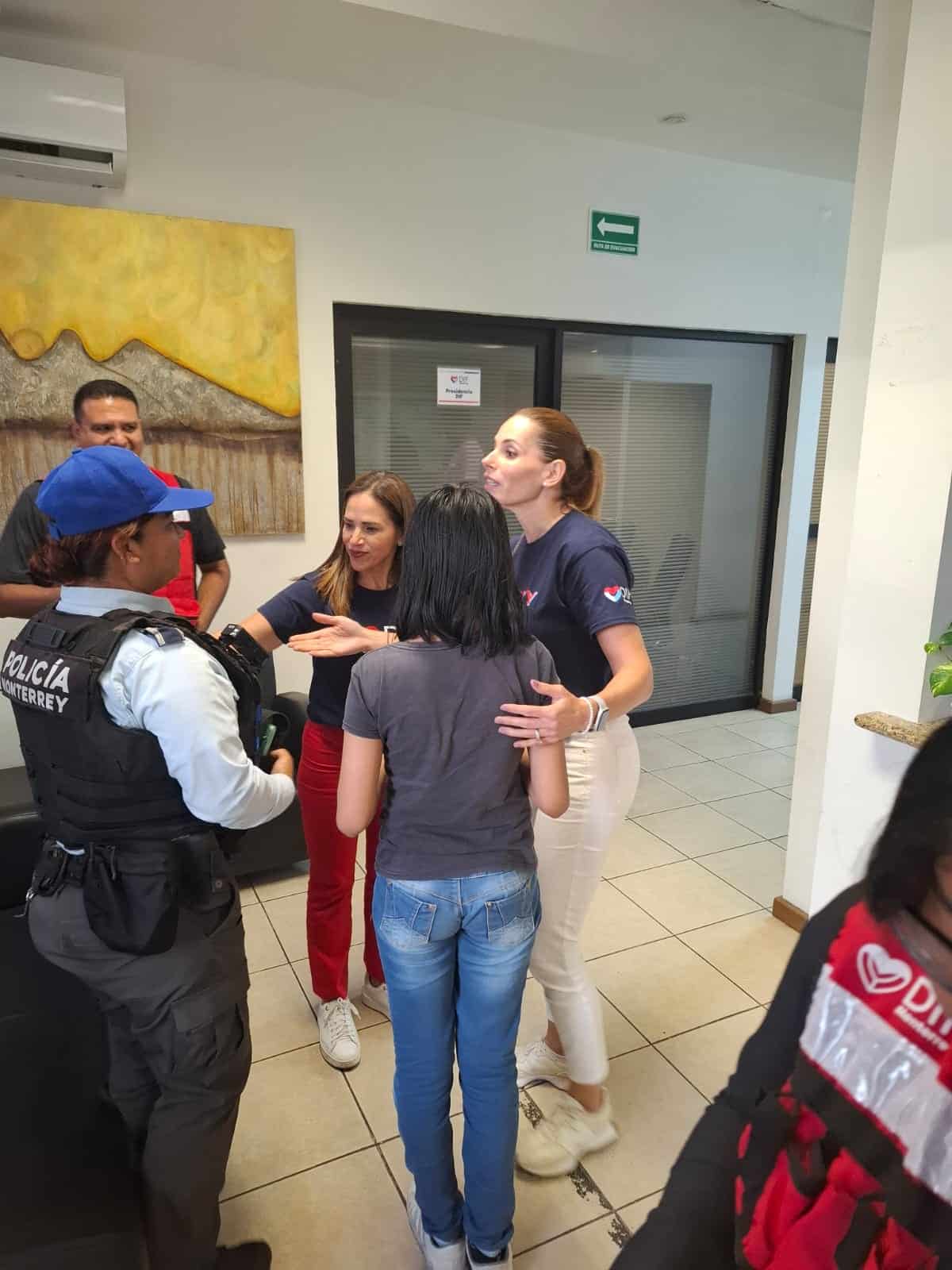 Una niña de once años de edad fue localizada por oficiales de la Policía de Monterrey, luego de salirse de la escuela donde estudiaba y extraviarse, argumentando no quería regresar a su casa.