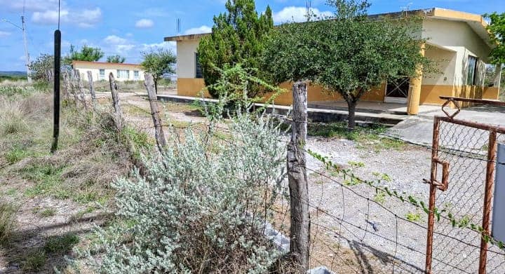 La Fiscalía General de Justicia del Estado, informó que fueron cateadas tres fincas ubicadas en el municipio de Los Ramones, Nuevo León, las cuales, están relacionadas con el secuestro de cinco integrantes del Grupo Musical Los Junior de Monterrey.